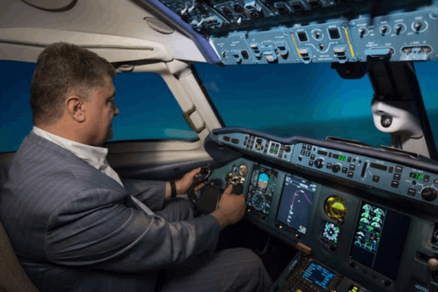 Порошенко побывал 'за штурвалом' самолета АН-148: фоторепортаж