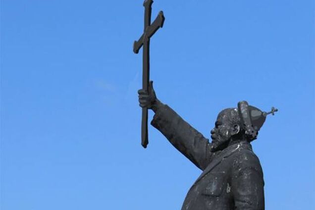 Владимир Ильич меняет профессию. В сети придумали, как без насилия преобразить Ленина: фото памятников