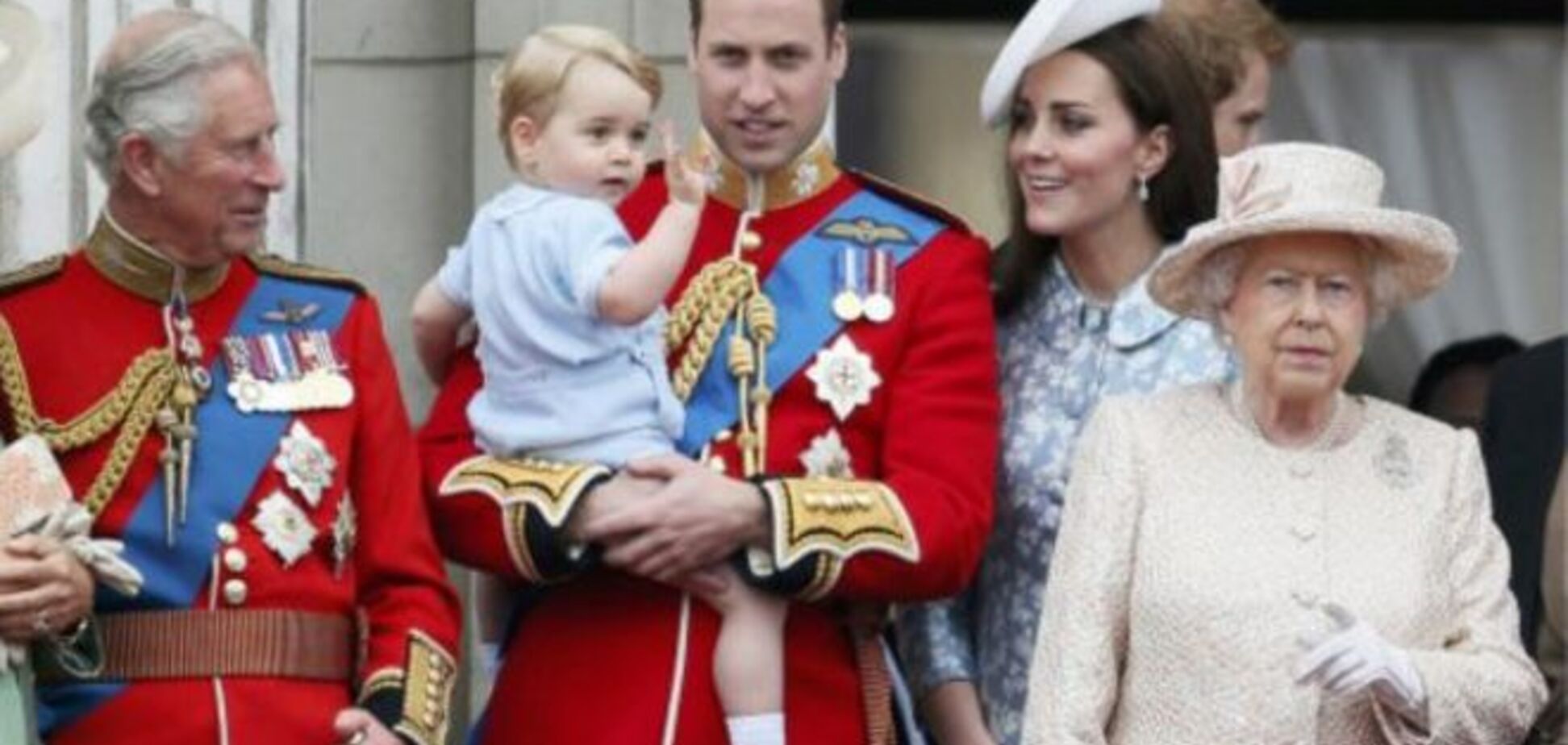 Маленький принц Джордж появился на параде в Лондоне: фотофакт