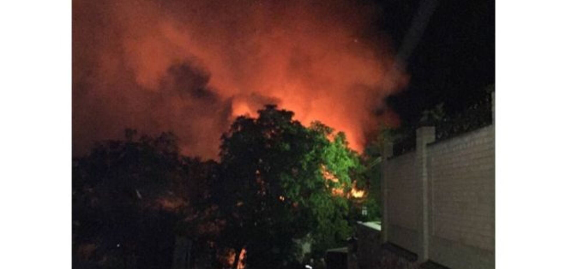 Ночью в элитном районе Киева произошел масштабный пожар: фотофакт