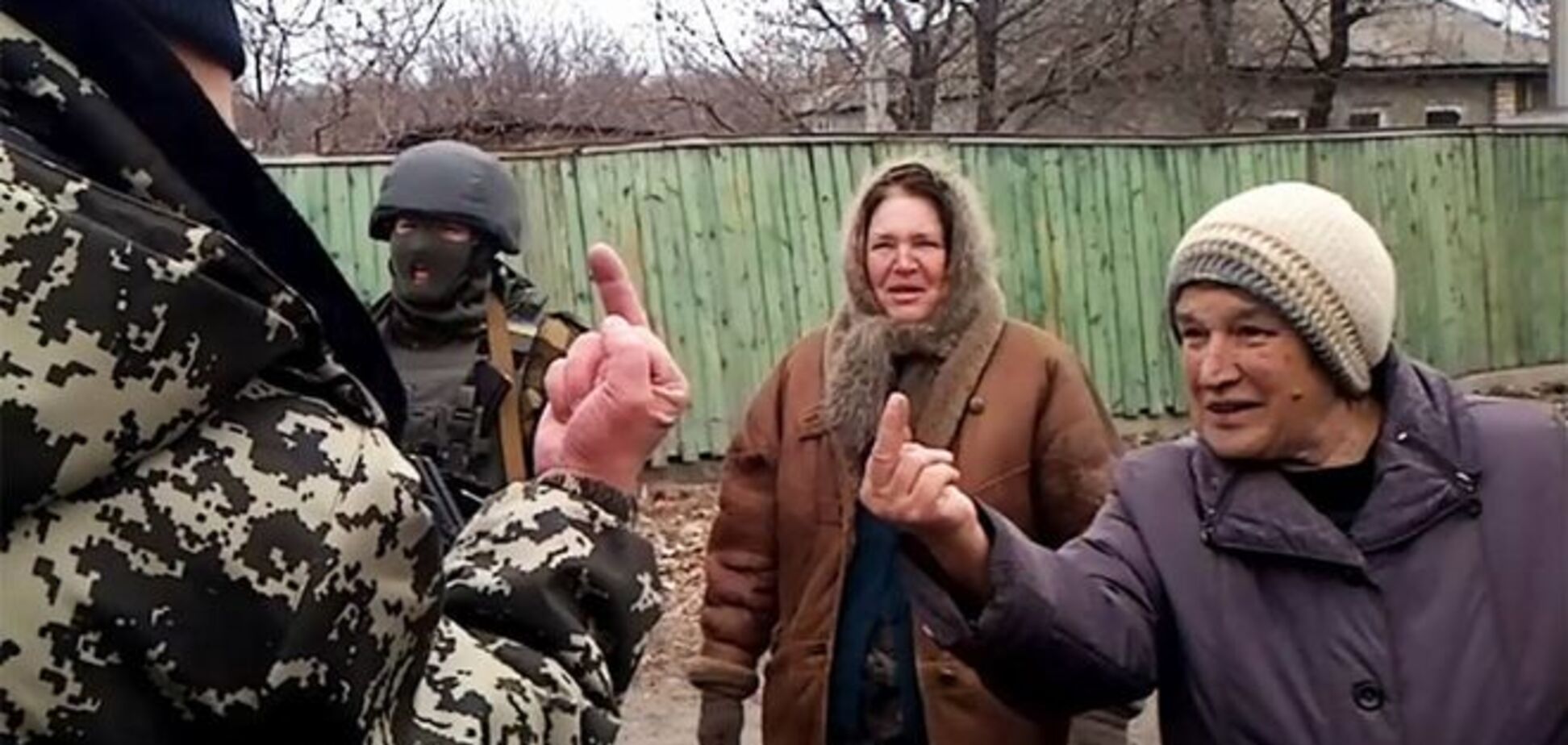 Fuck you! Москаль навчає луганчан мови жестів по-англійськи: фотофакт