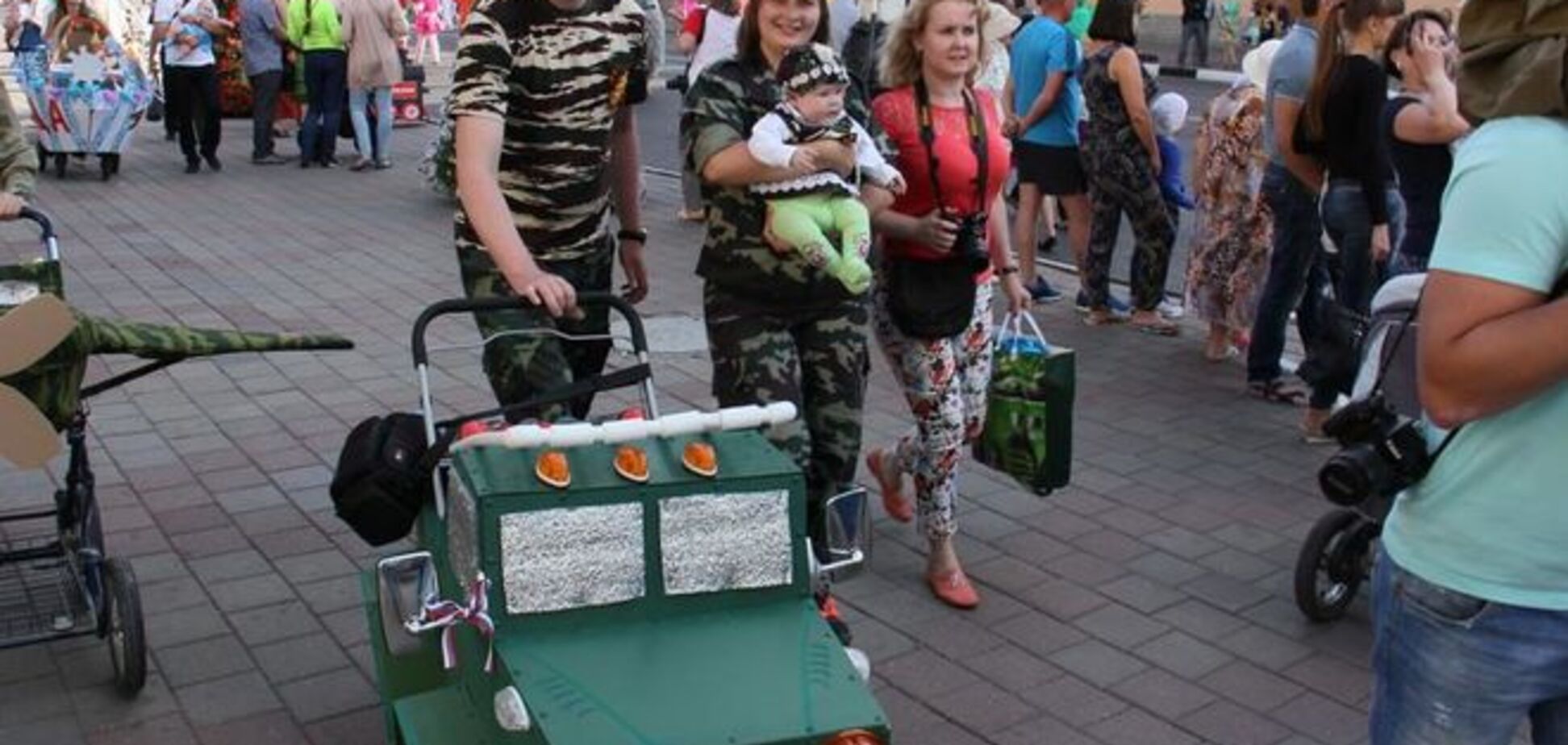 'Армата' курить збоку'! У Росії дітей возили у військових колясках: фотофакт