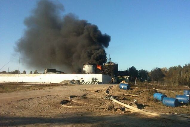 В ГоСЧС успокоили: пожар в Василькове не угрожает военбазе и нефтебазе KLO
