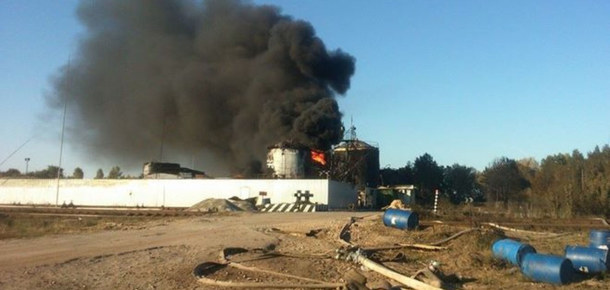 У ДержНС заспокоїли: пожежа у Василькові не загрожує військовій базі й нафтобазі KLO