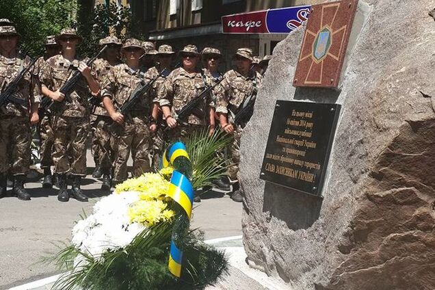 В Мариуполе открыли памятник героям-защитникам города от 'ДНР'