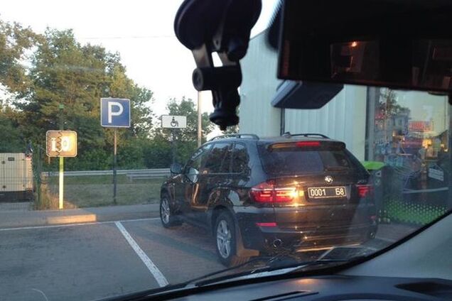 Під Києвом помітили 'випещених' військових на елітному авто: фотофакт