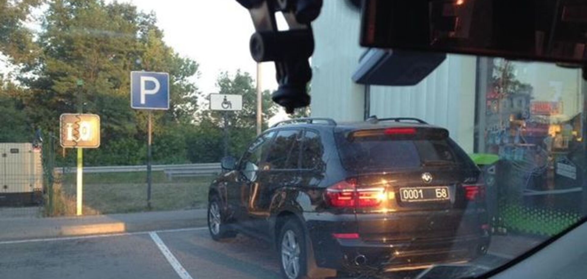 Под Киевом заметили 'холеных' военных на элитном авто: фотофакт