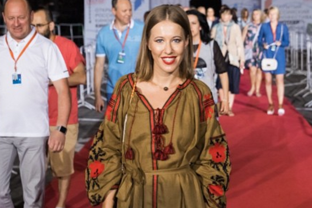 Собчак пришла на кинофестиваль в вышиванке: фотофакт
