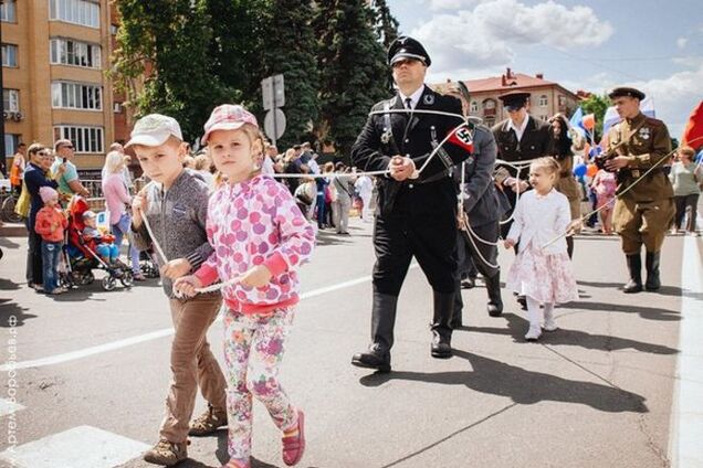 'Дно Росії'. У Підмосков'ї діти провели по вулицях зв'язаних 'нацистів': фотофакт
