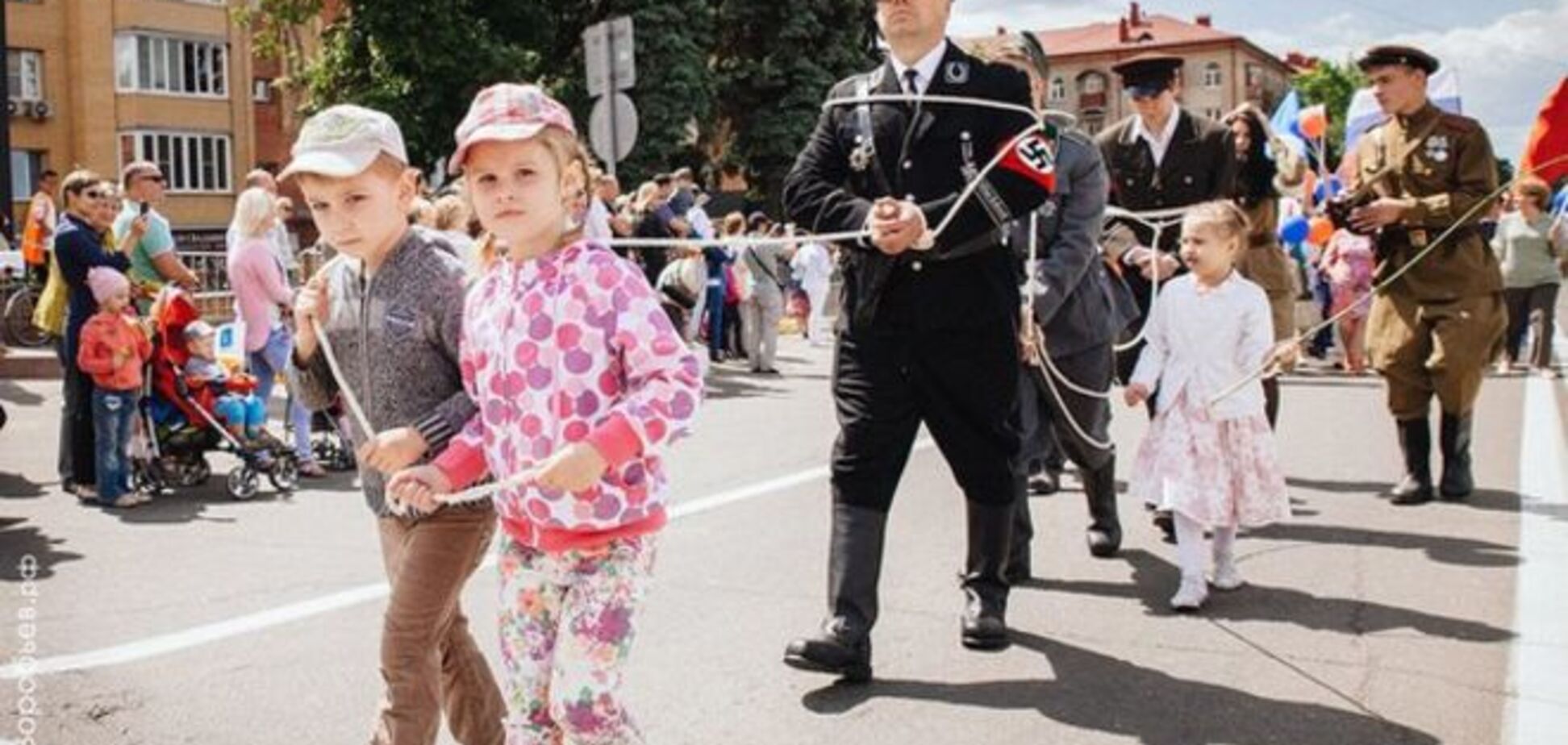 'Дно России'. В Подмосковье дети провели по улицам связанных 'нацистов': фотофакт