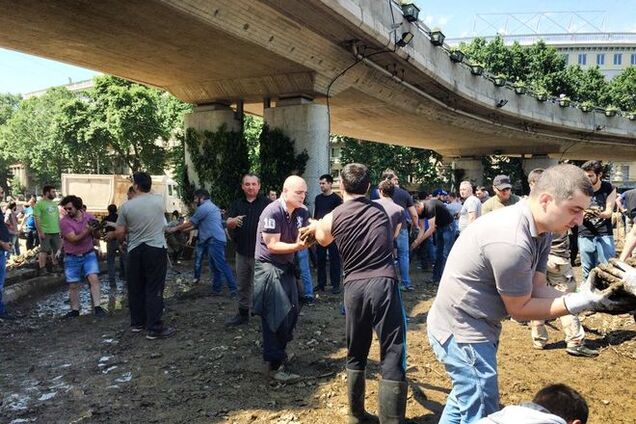 Наводнение в Тбилиси. Грузины в едином порыве расчищают город: удивительные фото