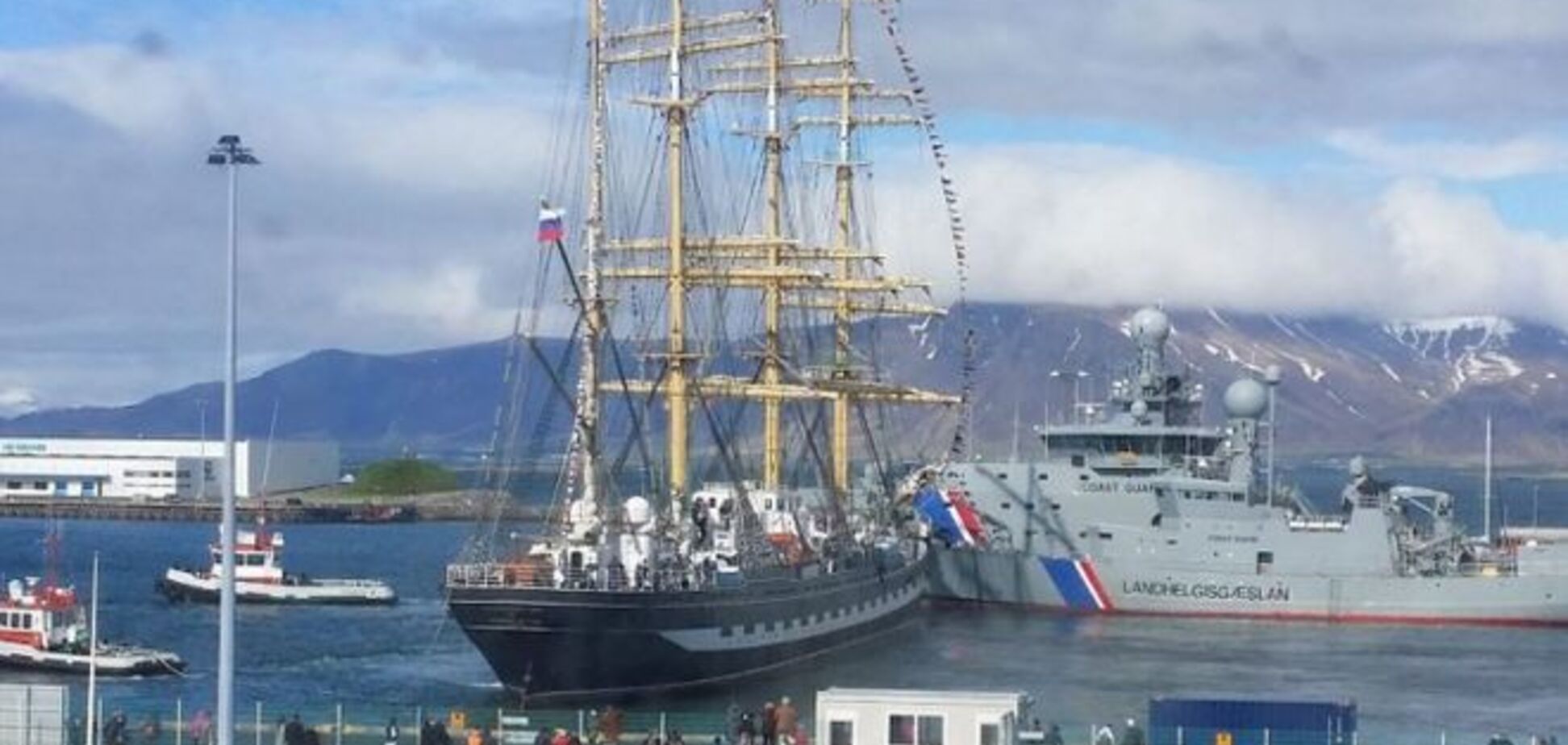 Российский парусник протаранил два исландских корабля