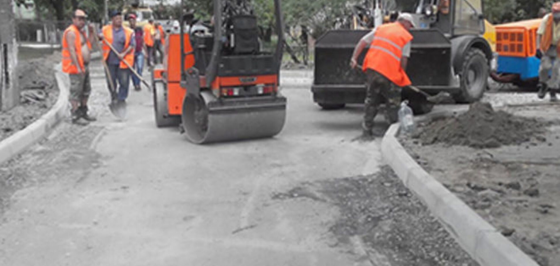 В киевских дворах начали укладывать асфальт: адреса 'счастливчиков'