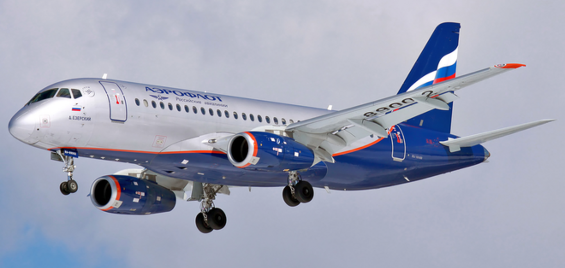 Новейший российский самолет потерял часть двигателя при взлете