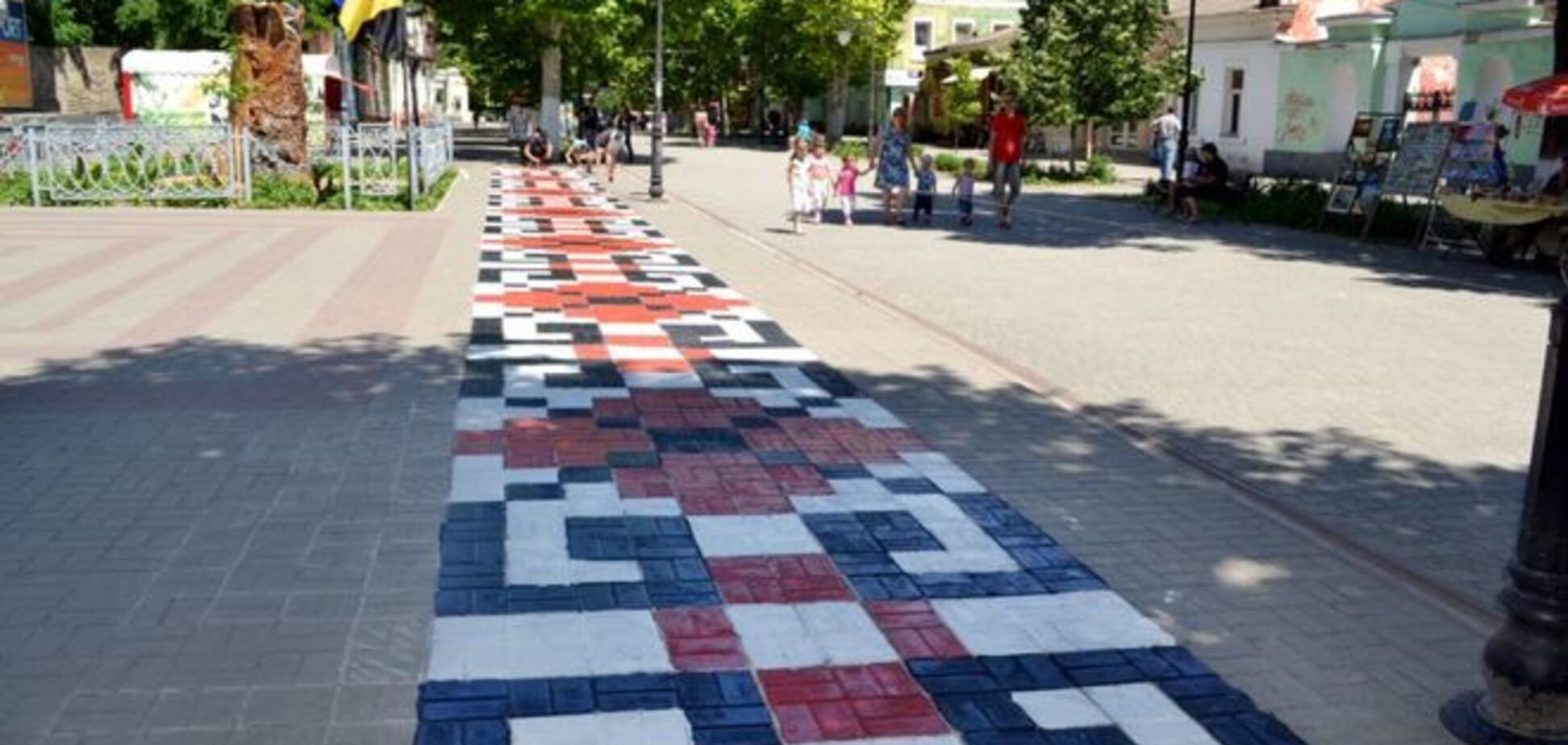 В Херсоне появился 'вышитый' тротуар: фото работы