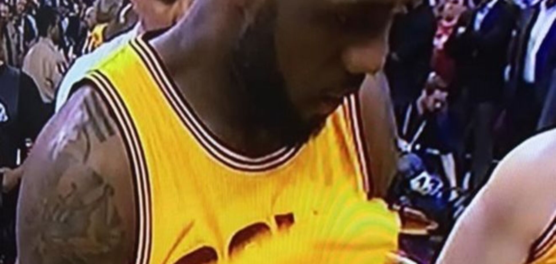 Интернет порвало видео, как звезда НБА показал достоинство в прямом эфире