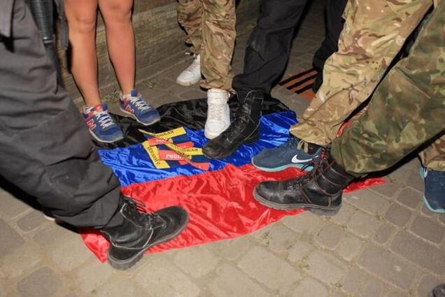 В Одессе активисты нашли в офисе КПУ символику террористов: фоторепортаж