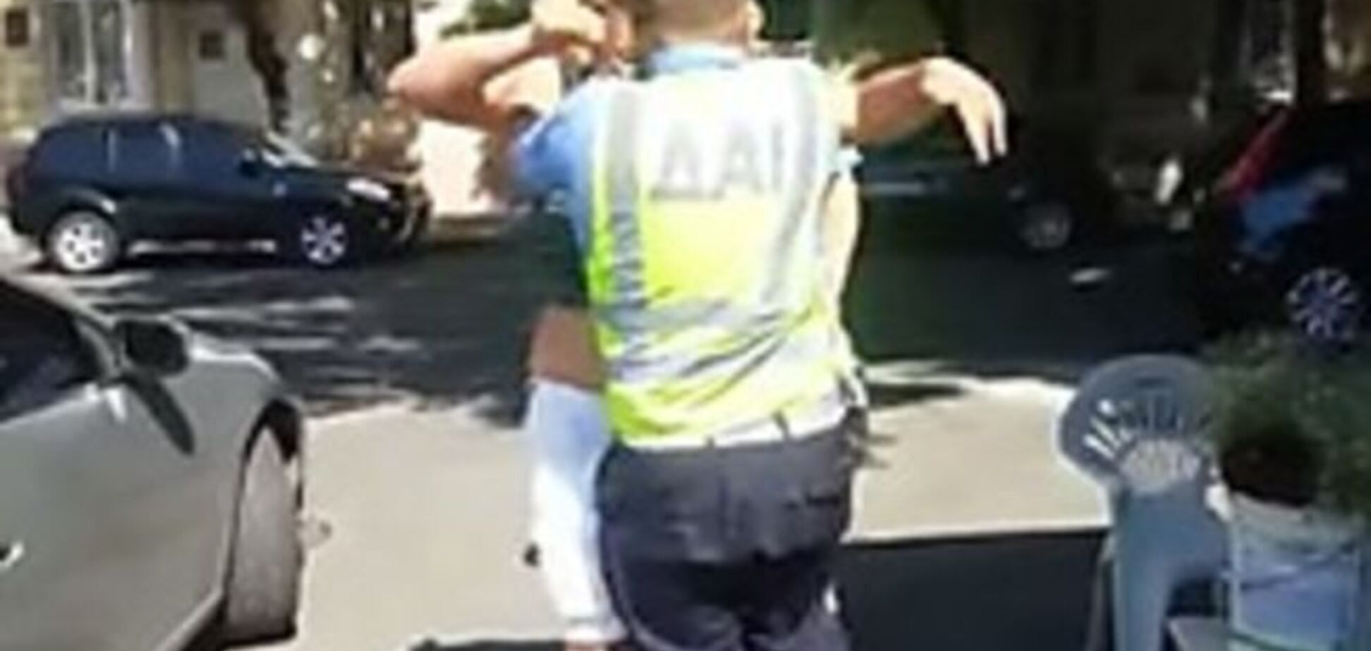 Водитель бывает кусачий. В Одессе нарушитель напал на ГАИшника: фото и видеофакт