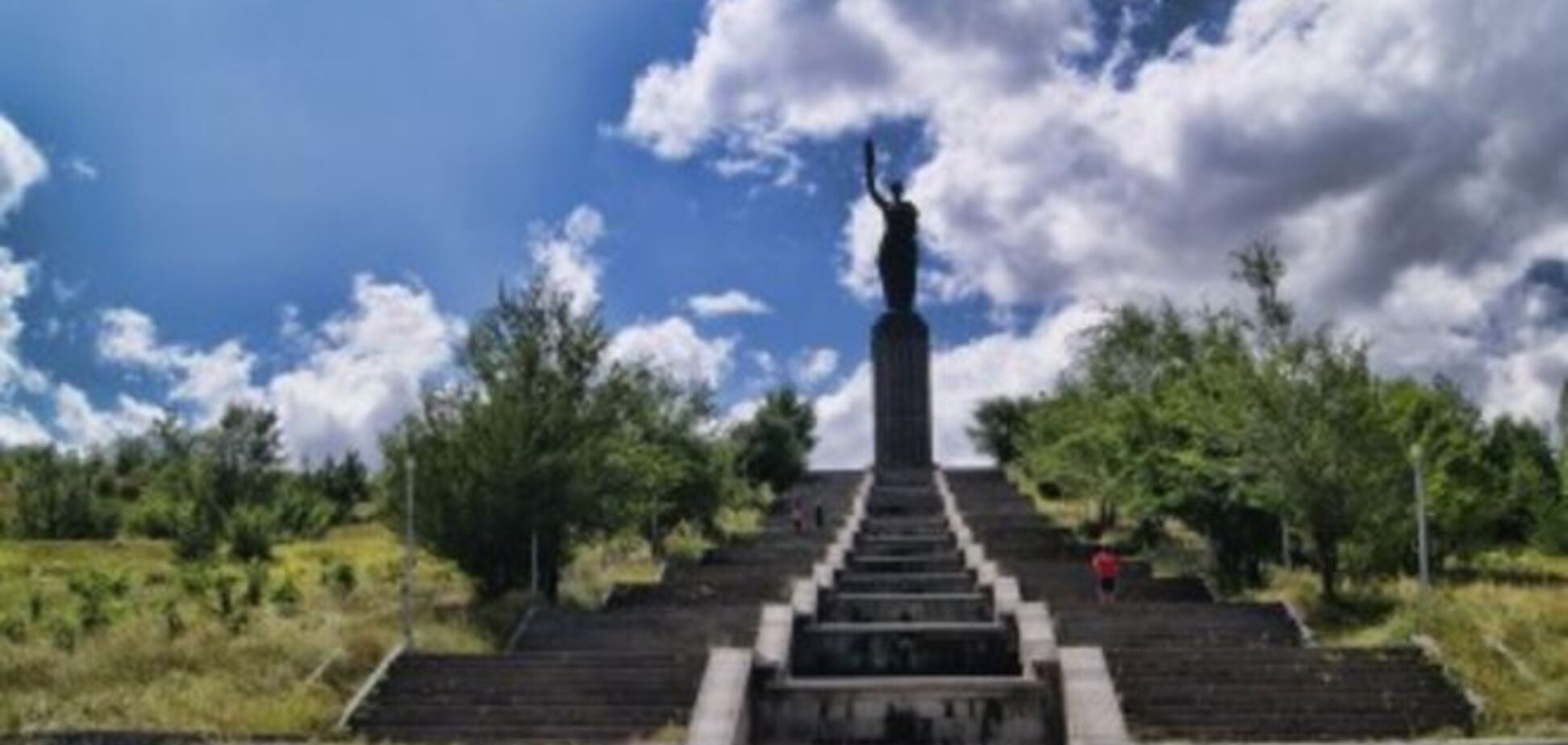 В Гюмри российского солдата зарезали у памятника 'Мать Армения'