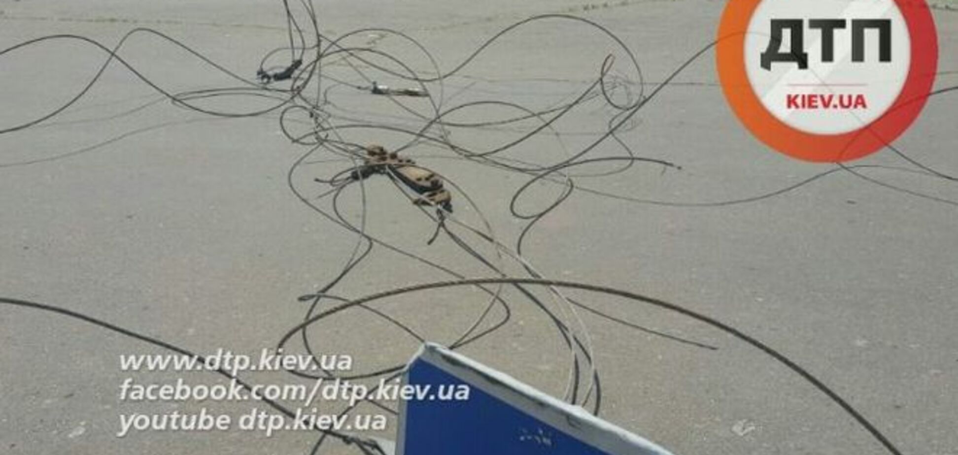 У Києві фура обірвала дроти: пошкоджено декілька автомобілів