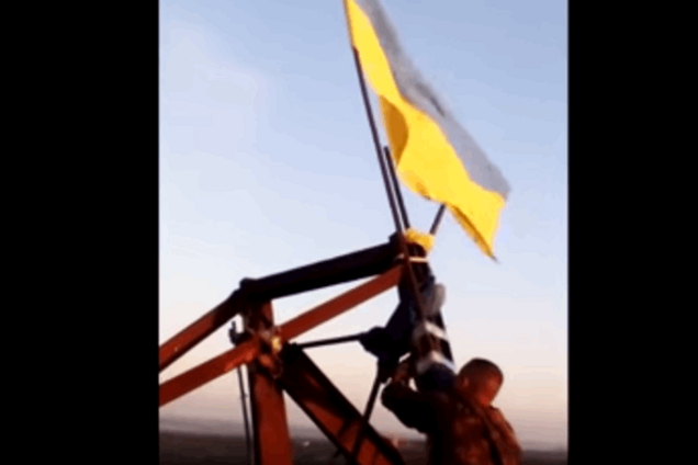 Бойцы АТО подняли флаг над Горловкой: видеофакт