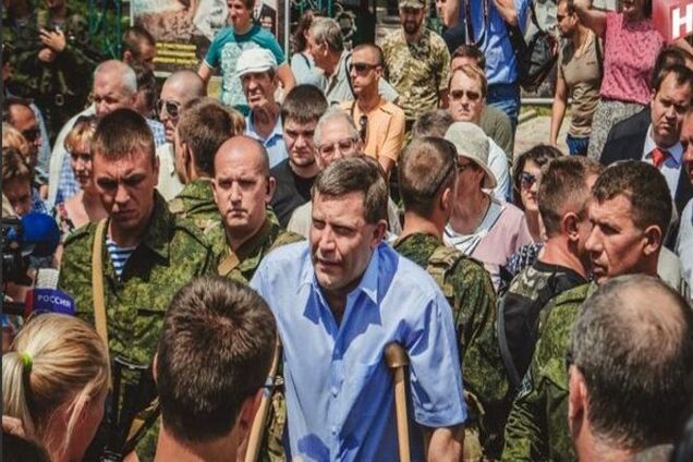 Главарь 'ДНР' с жалким видом и на костылях появился на митинге в Донецке: опубликованы фото
