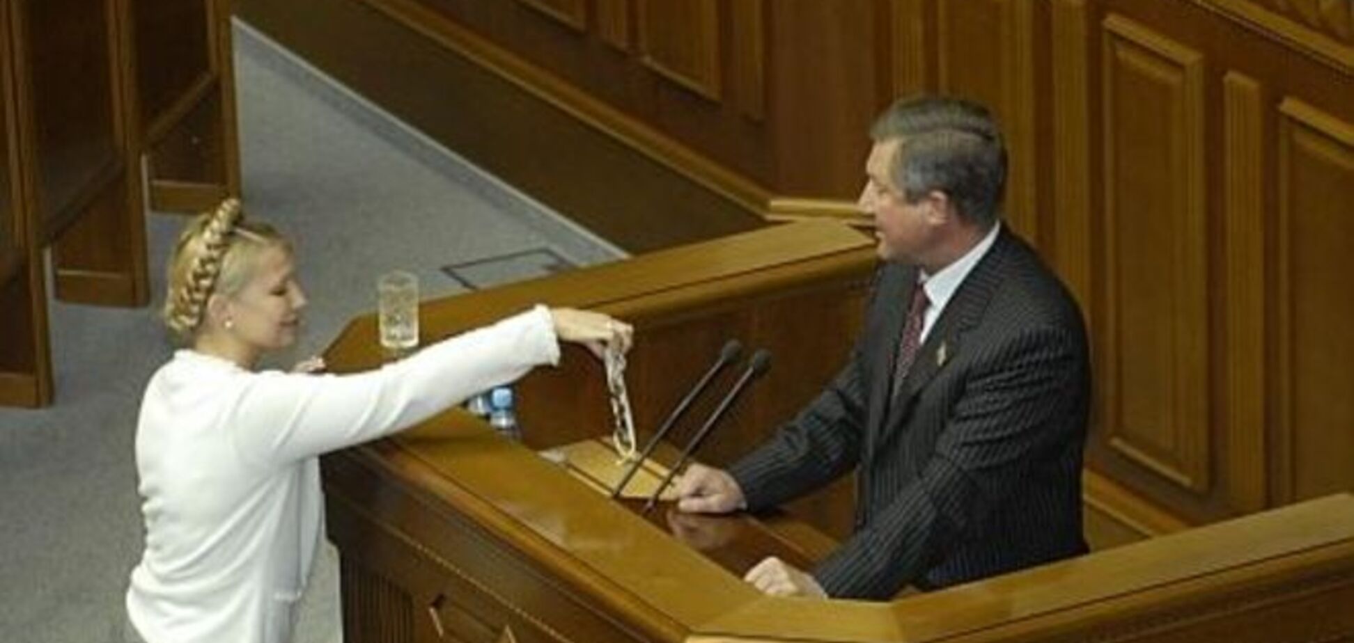 ТОП самых скандальных аксессуаров в украинской политике: от ожерелья Тимошенко до сумки Продан