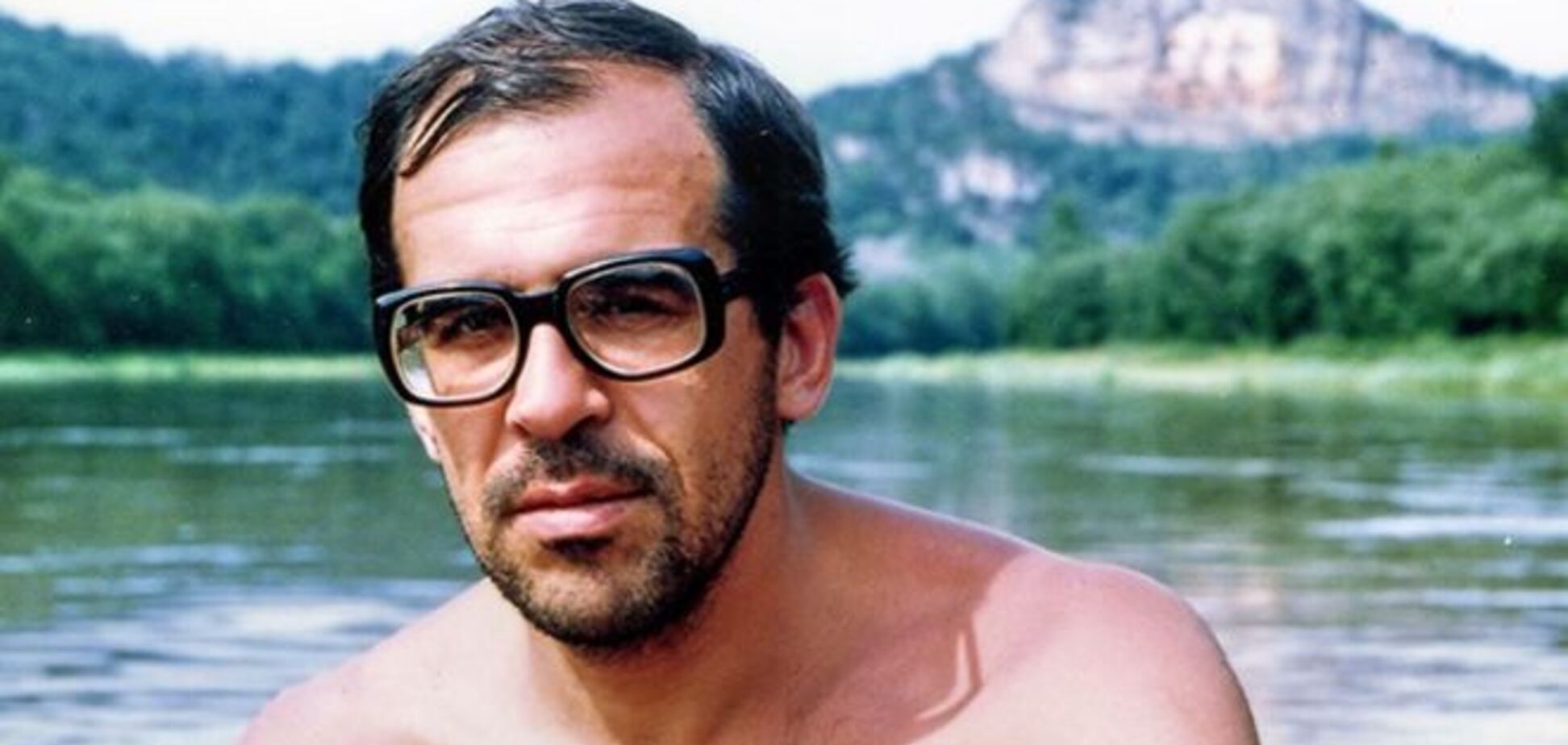 В лодке, на коне, голодный: интернет взорвали фото молодого Лаврова