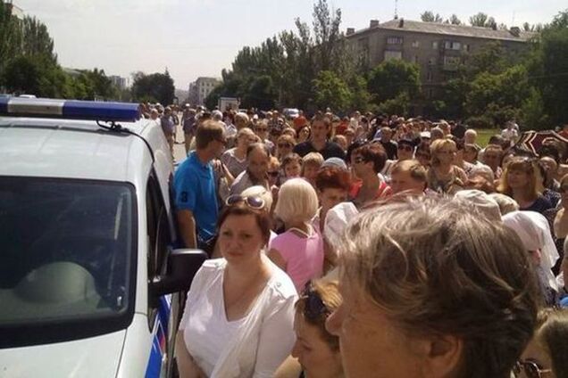 Донеччани перекрили головну вулицю і вимагають від терористів припинити обстріл: фото