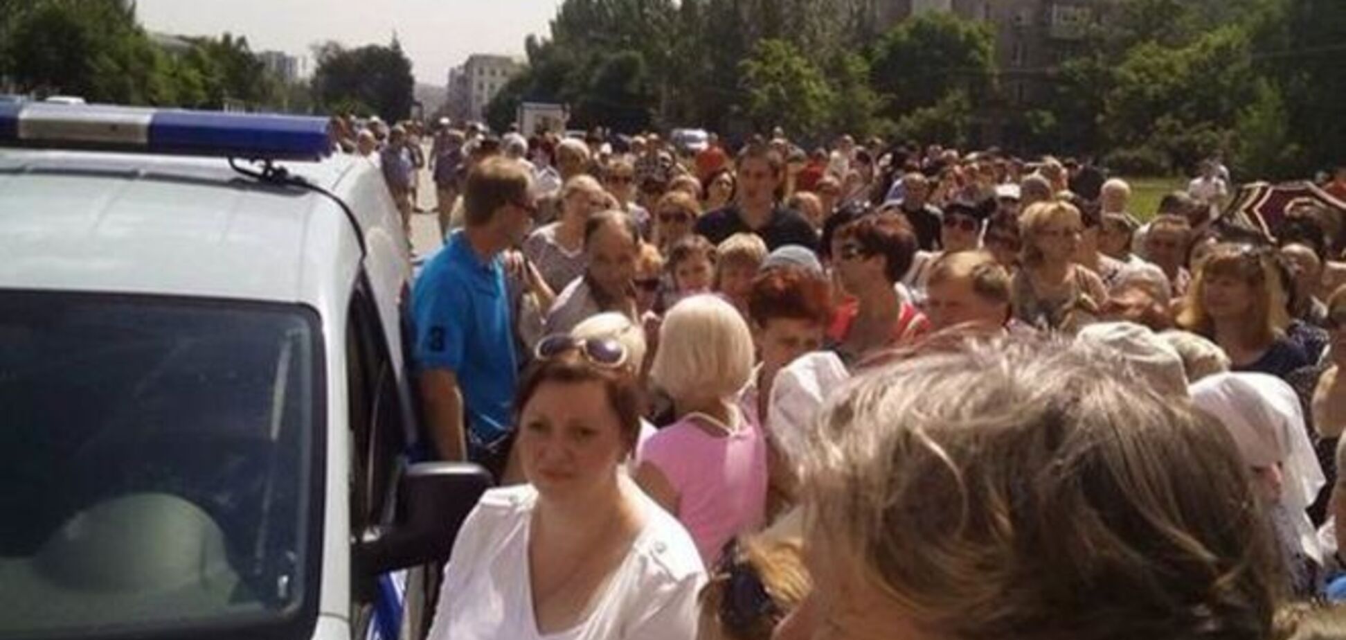 Дончане перекрыли главную улицу и требуют от террористов прекратить обстрелы: фото