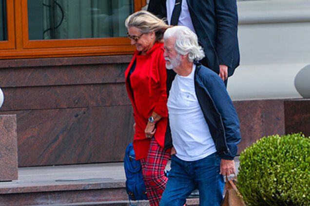 72-летняя мама Ди Каприо привезла в Россию любовника и выпила пива на Красной площади