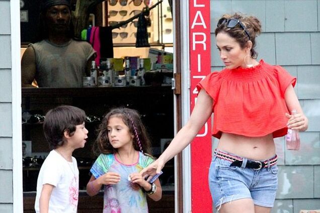 45-летняя Дженнифер Лопес отправилась на шопинг с детьми: как выглядит ее попа без фотошопа