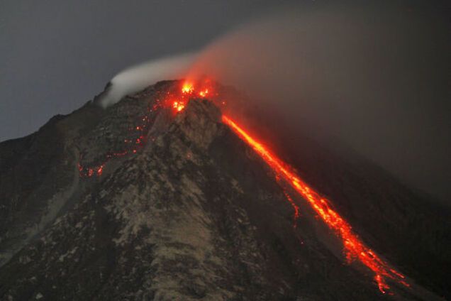 Извержение вулкана в Индонезии: тысячи людей спасаются бегством