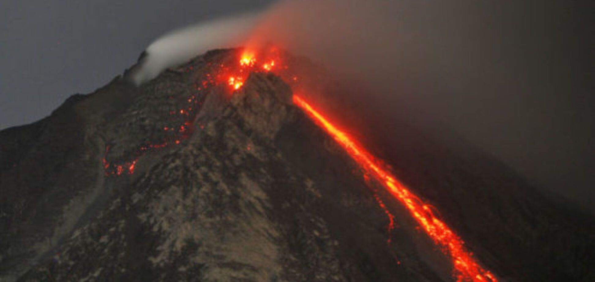 Извержение вулкана в Индонезии: тысячи людей спасаются бегством