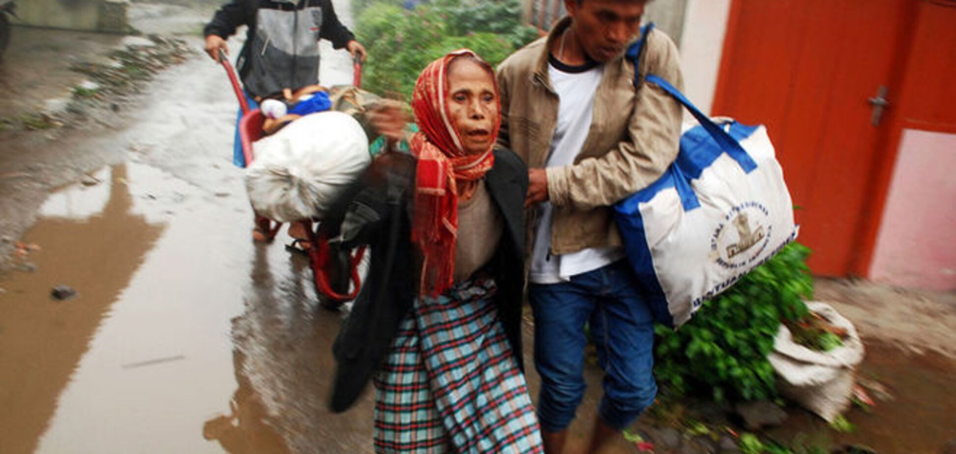 Тысячи жителей Суматры вынуждены бежать от масштабного извержения вулкана