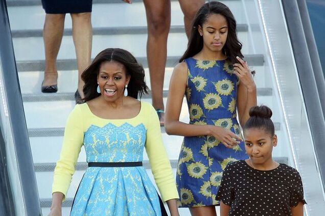 Мишель Обама с дочерью прилетели в Британию в платьях цветов украинского флага