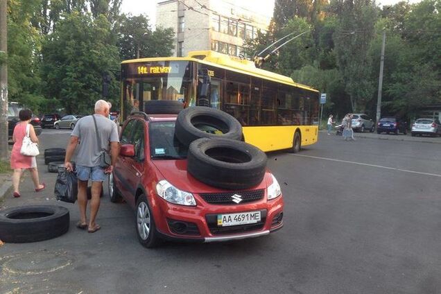 'Колесо на голову': киевские пешеходы эффектно наказали 'героя парковки'