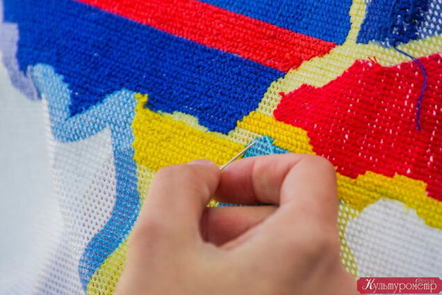 Сын Порошенко захотел повесить в Раде вышитую карту Украины