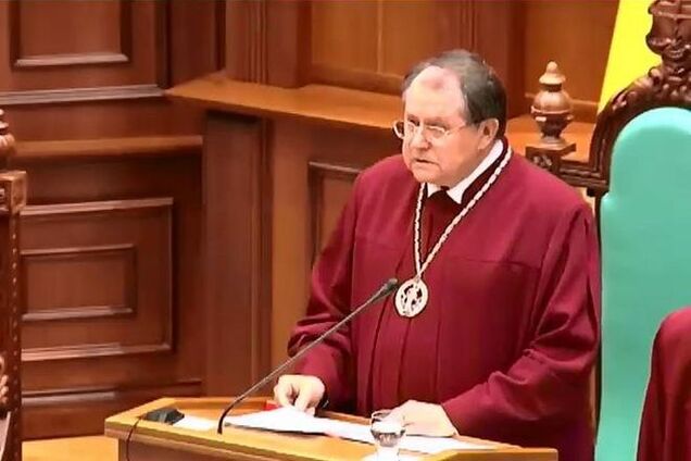 Наливайченко передал в Генпрокуратуру доказательства против главы Конституционного суда. Документ