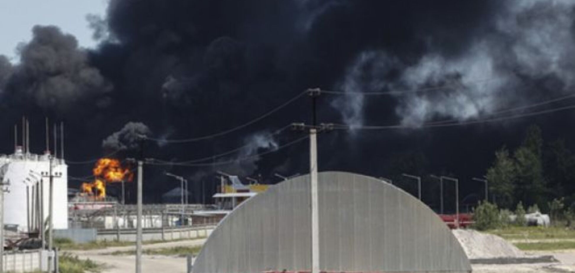 Спасатели рассказали о ситуации на горевшей нефтебазе в Василькове