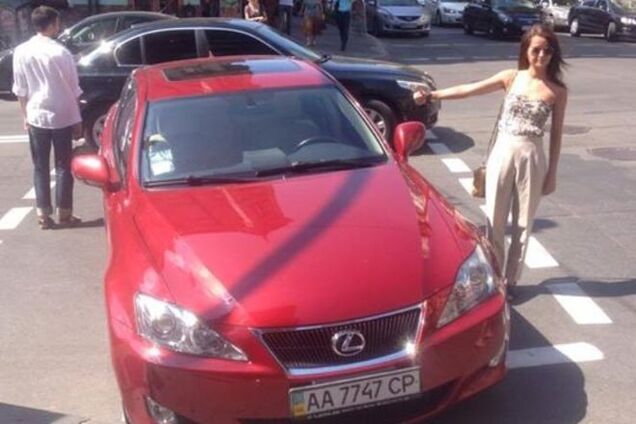 В Киеве красный 'Лексус' стал героем парковки