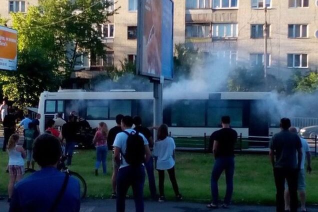 Во Львове на ходу загорелся автобус: фото с места событий