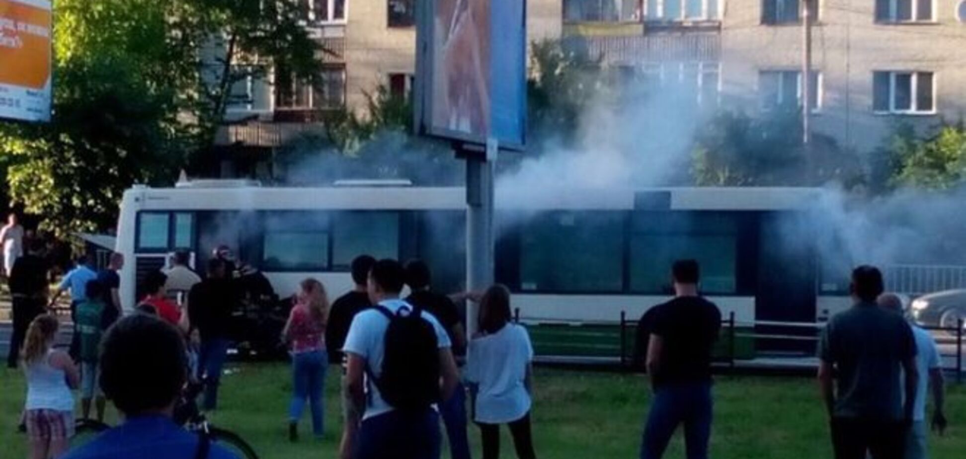Во Львове на ходу загорелся автобус: фото с места событий