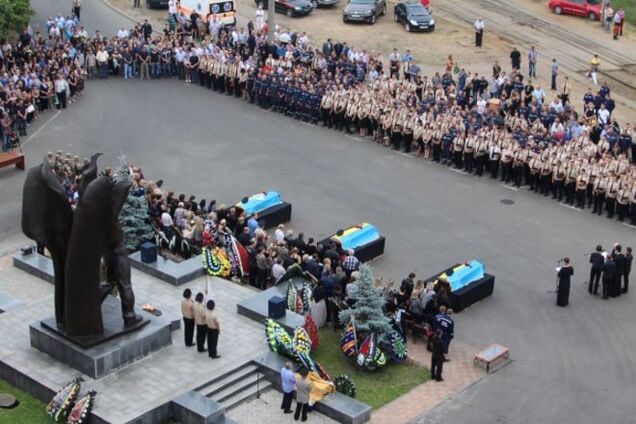 В Киеве похоронили трех спасателей, погибших при пожаре на нефтебазе