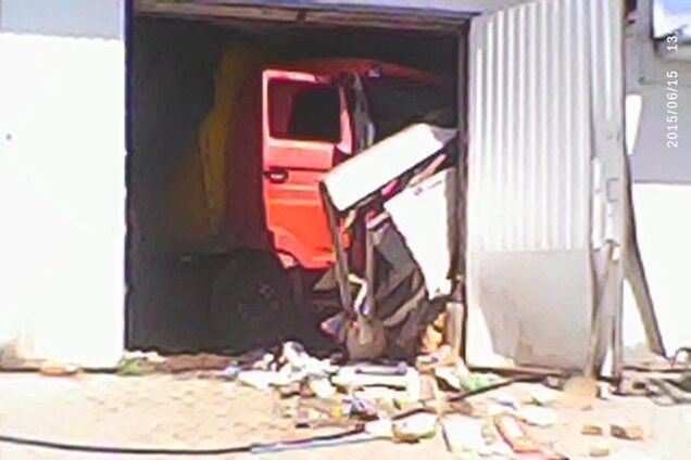 На Киевщине фура врезалась в автомойку: фотофакт