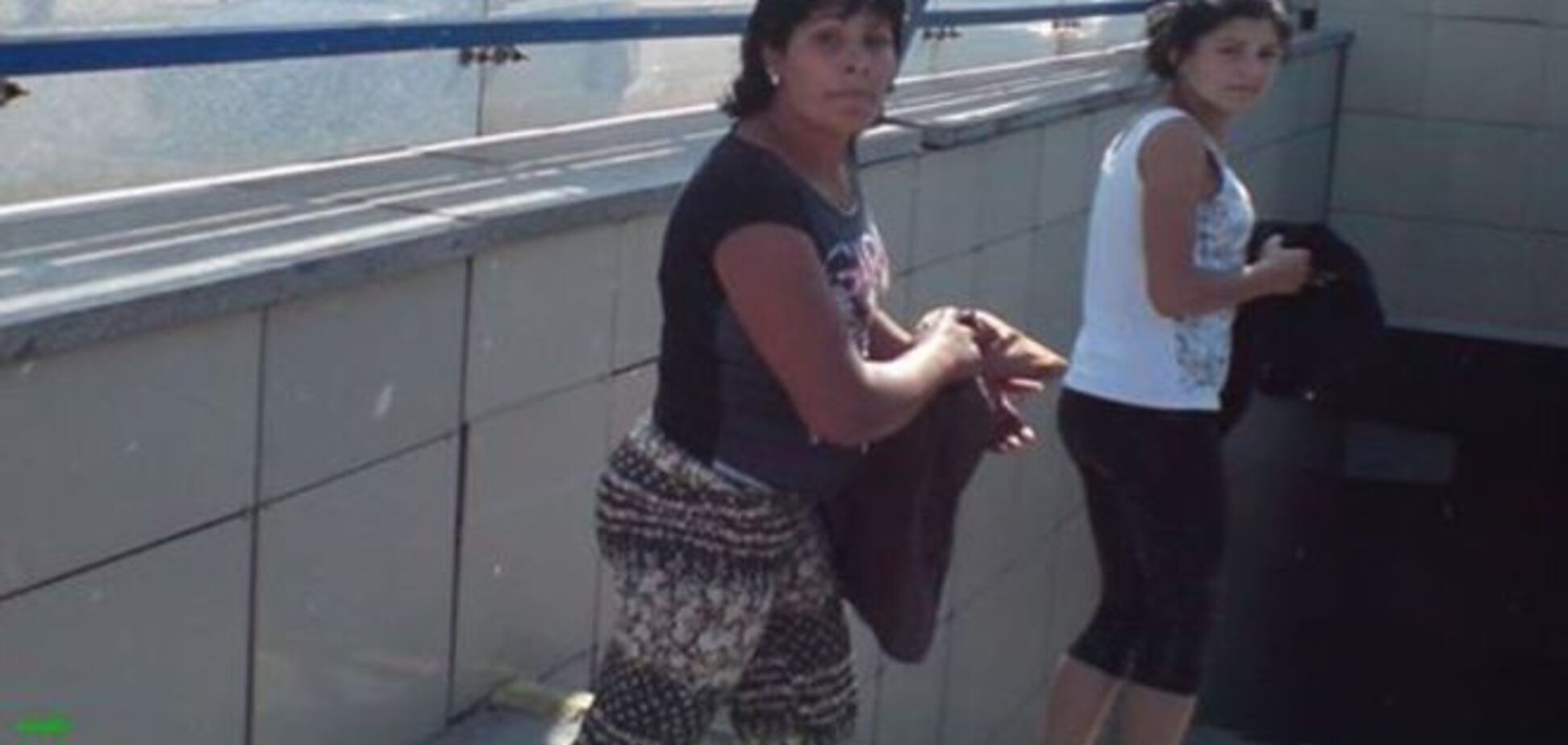 В Киеве в скоростном трамвае засекли шайку цыганок-воровок