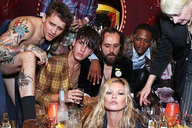 41-летняя Кейт Мосс в кожаном корсете позировала в вульгарных позах на вечеринке