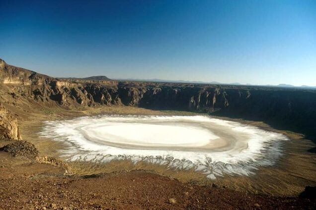 Чудеса Аравии: жемчужно-белый кратер Аль-Ваба