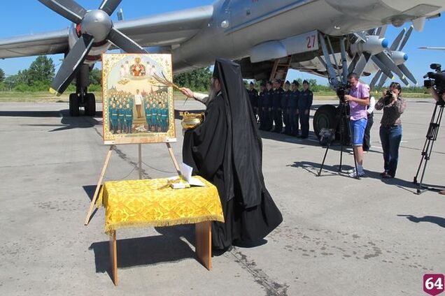 В России священник освятил авиабазу иконой Сталина: опубликованы фото