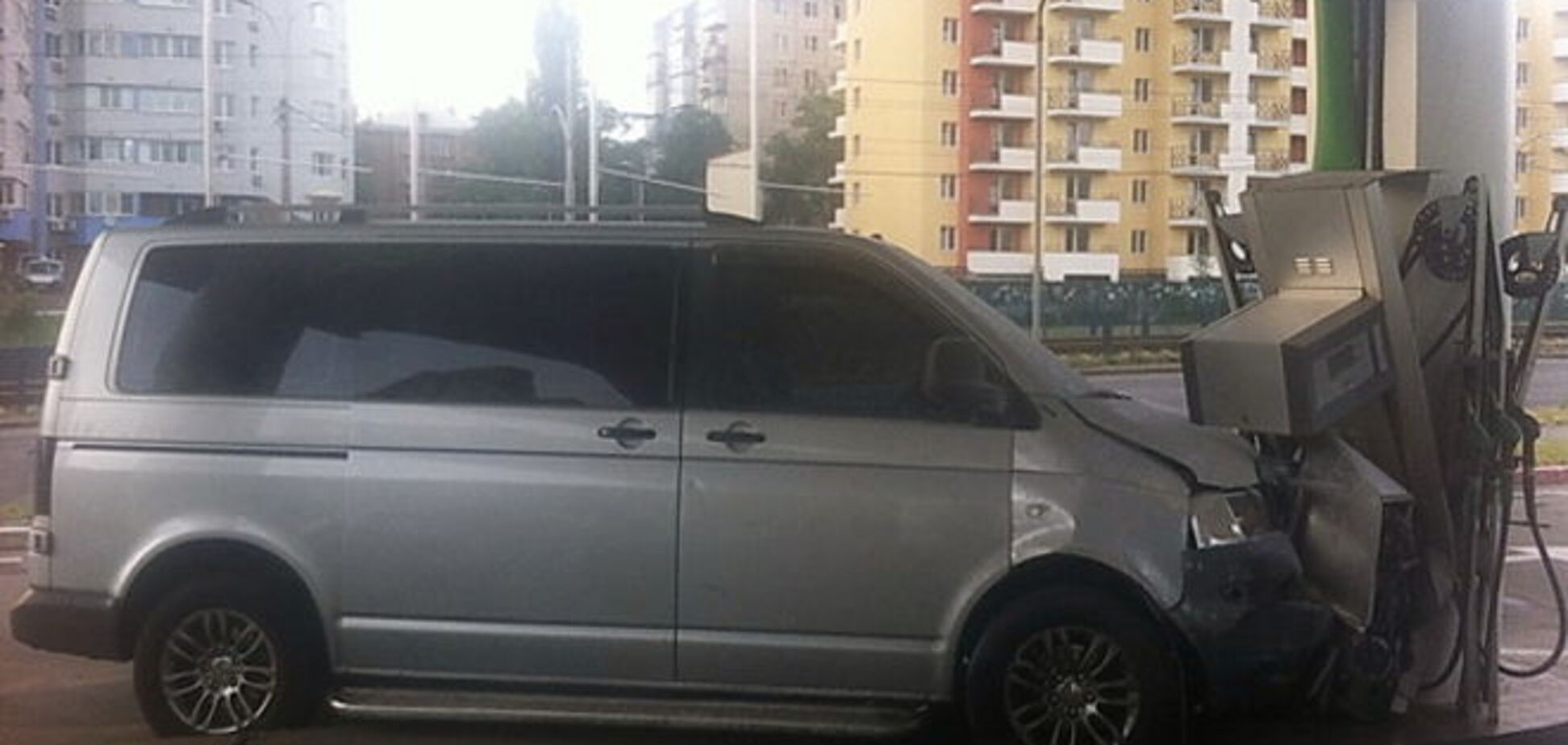 У Києві автомобіль врізався в колонку на АЗС і загорівся